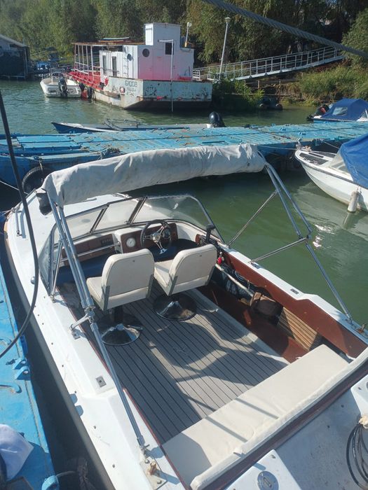 Barca cu motor si peridoc