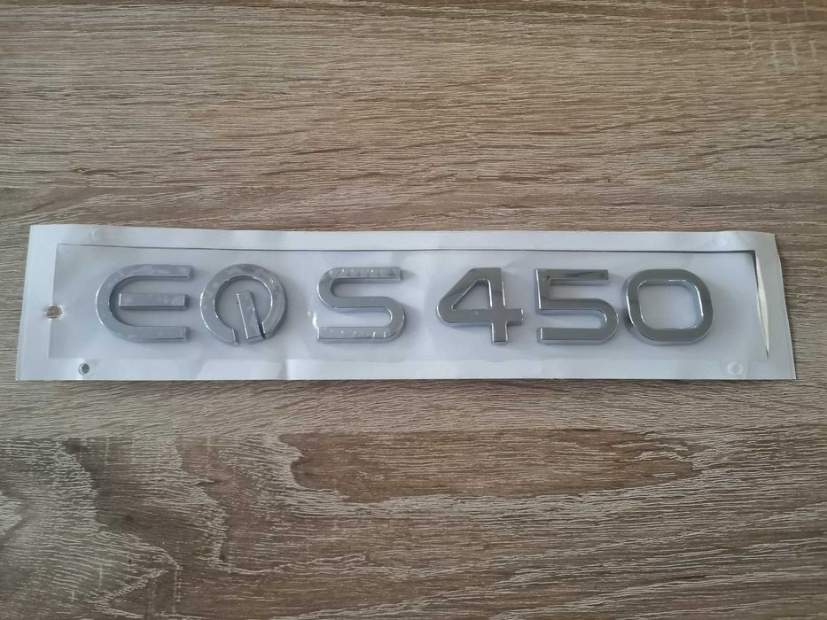 сребрист надпис Mercedes Benz EQS 450