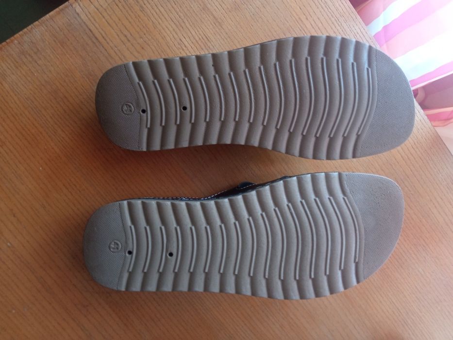 Продавам летни обувки - сандали и чехли 41 номер