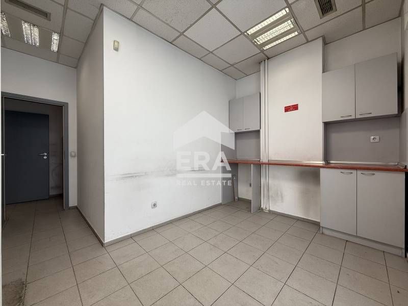 Търговски обект под наем на централна локация в кв. Надежда