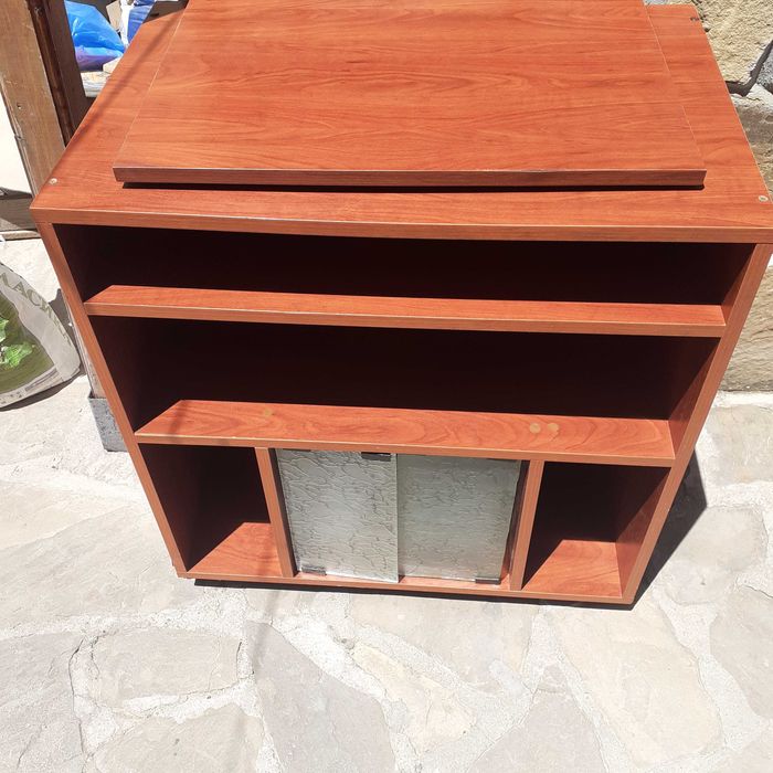 ТВ шкаф за телевизор