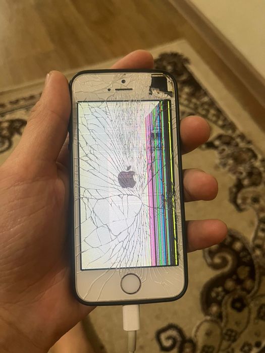 Продам айфон се1