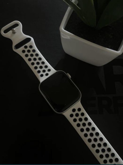 Apole Watch SE (с гаранция)