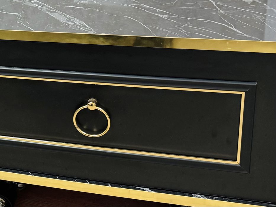 Comoda (negru, auriu)