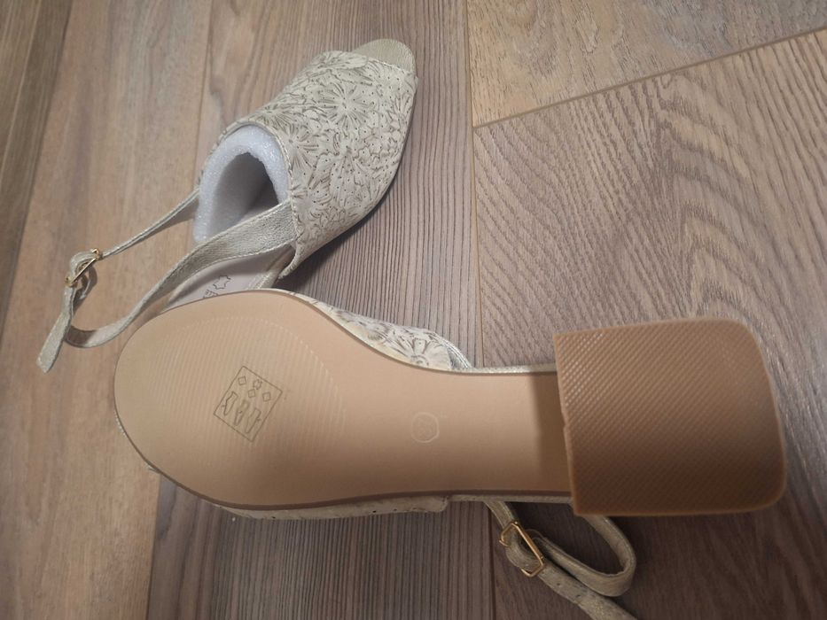 Сандали- златисти, 37