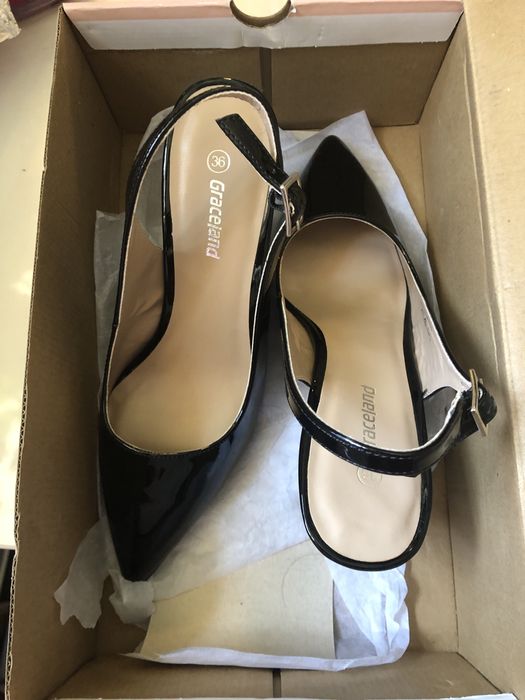 Pantofi decupati negri, de lac, 36 ingust