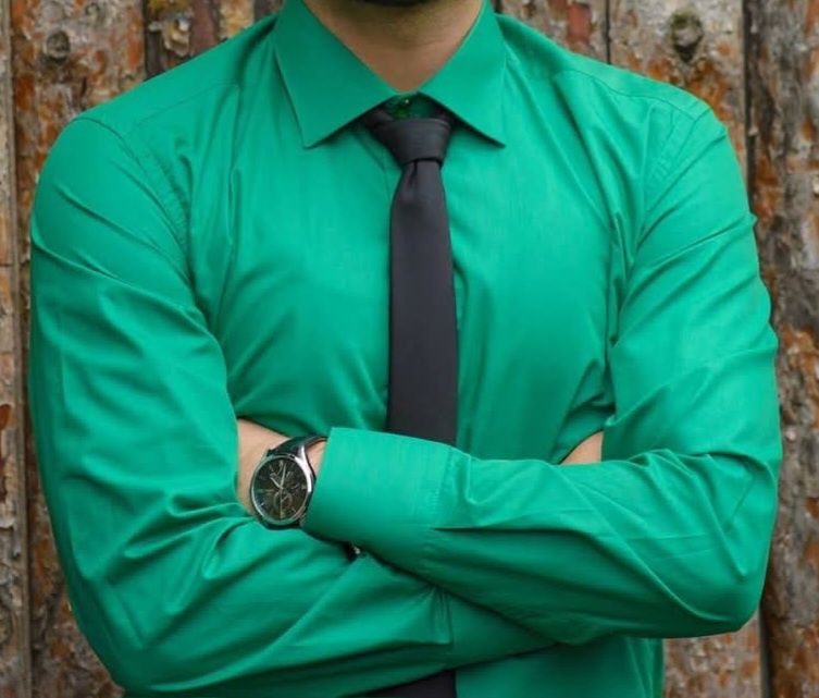 Костюм в сиво и зелено