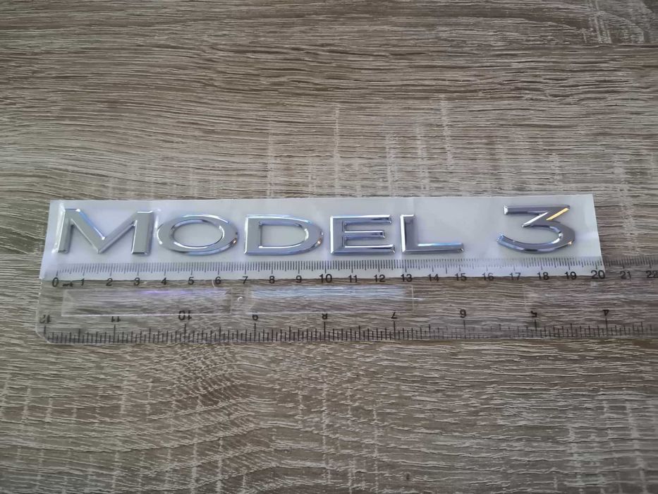 надпис сребрист гланц Tesla 3