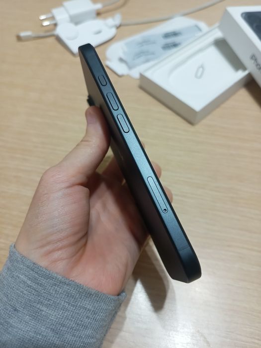 Продам iPhone 16/256