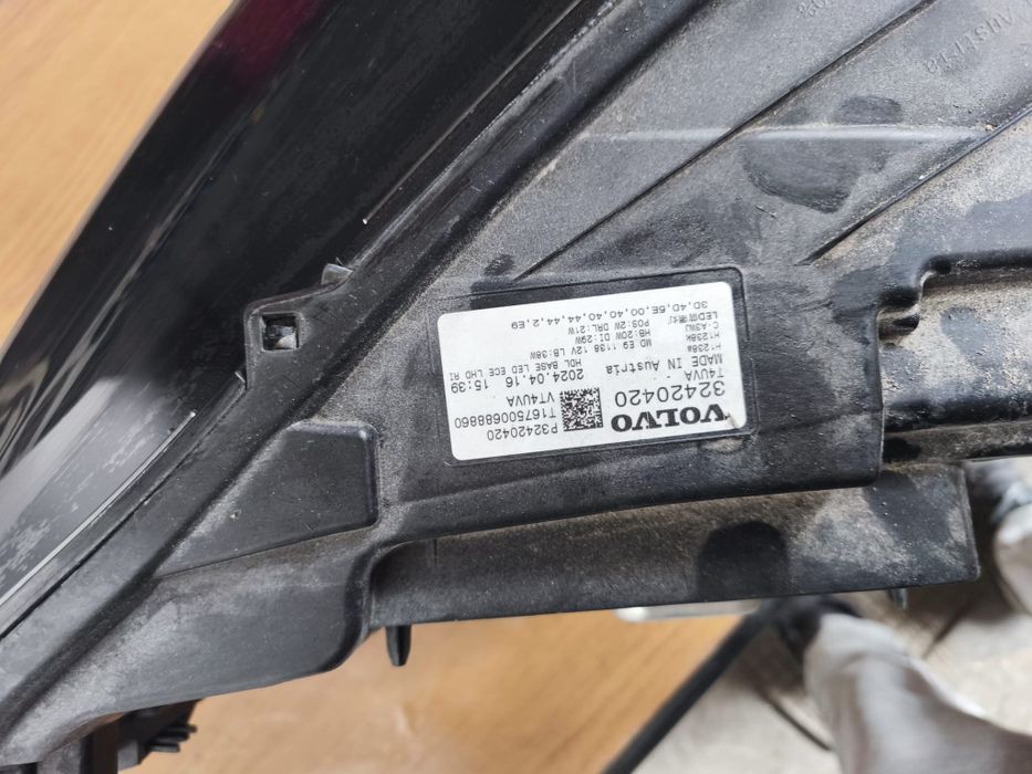 Far Volvo XC 40, C40 model facelift 2023+