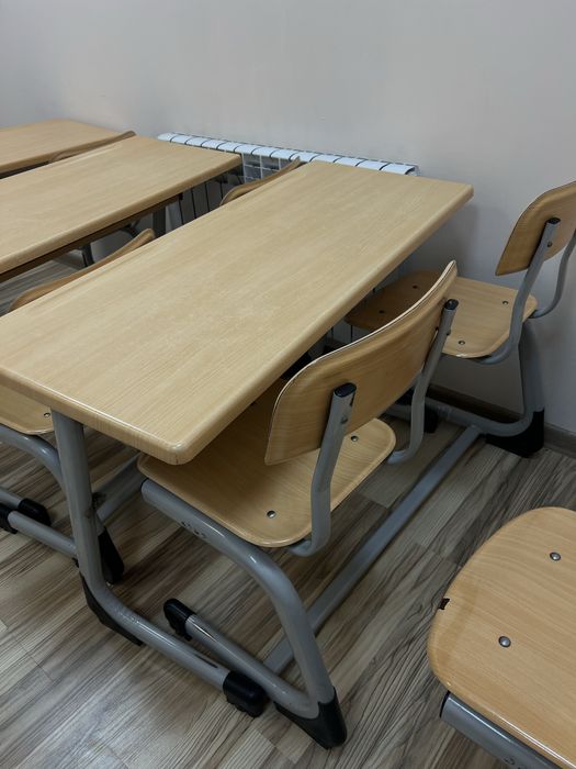 Продам парты с сиденьями в комплекте.