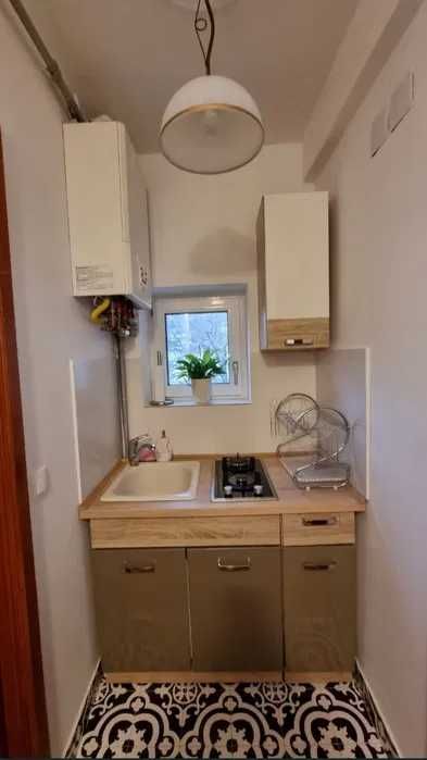 Închiriez pe termen lung apartament tip studio, central, zona Sanitas