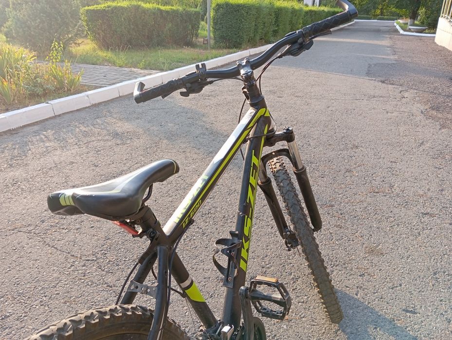 Мощный спортивный велосипед