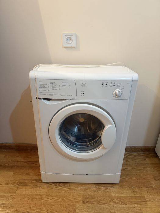 Продам стиральную машинку Indesit !!