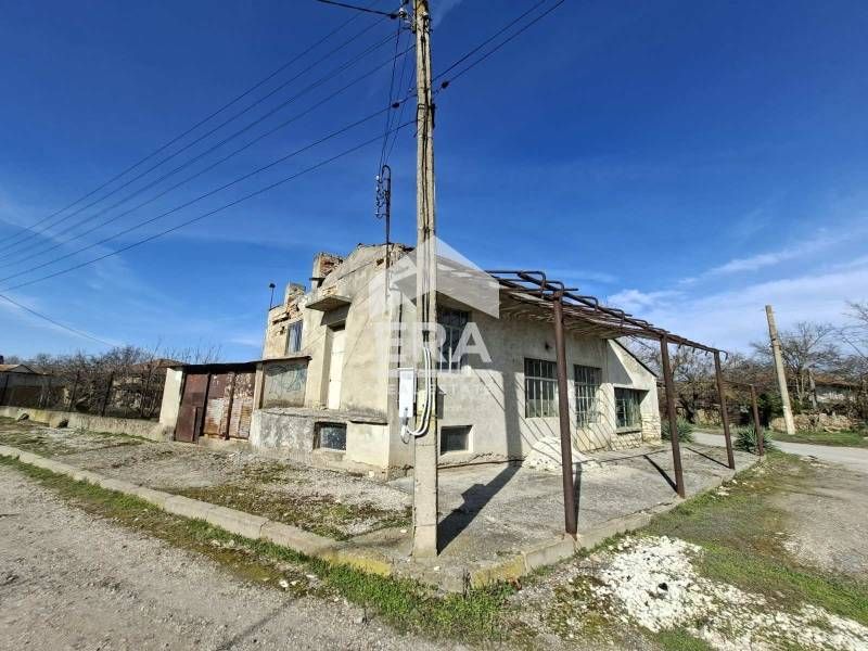 Търговско помещение (магазин) с прилежащо дворно място в с.Стърмен, об