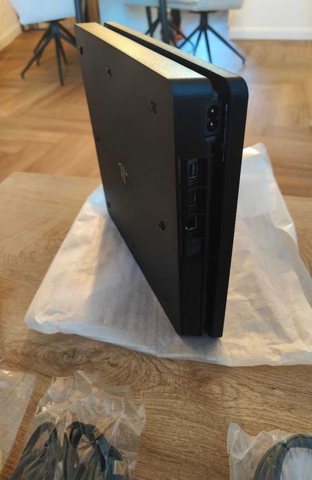 Playstation 4 slim (перфектно състояние)
