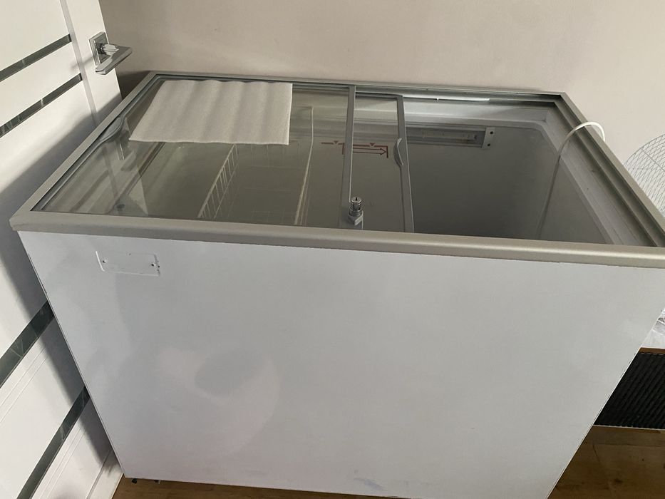 Морозильник почти новый