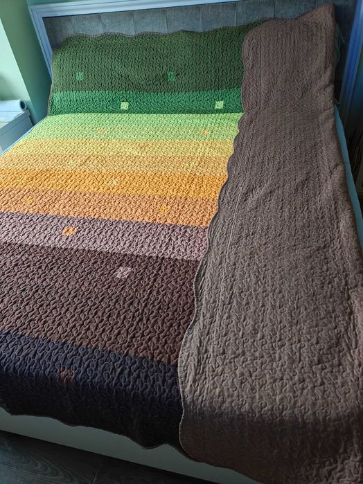 Vând doua cuverturi pentru pat matlasate de calitate. Noi.