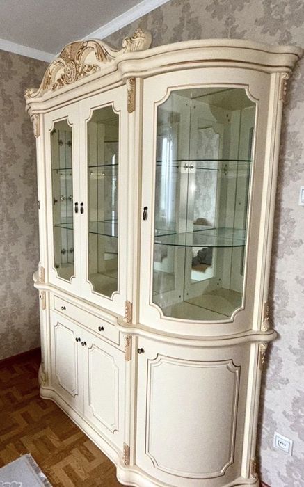 Продам сервант- витрину хорошего качества