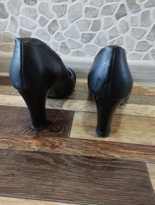 Отдам две пары туфель