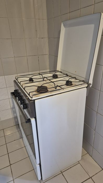 Aragaz pe gaz cu 4 ochiuri si cuptor