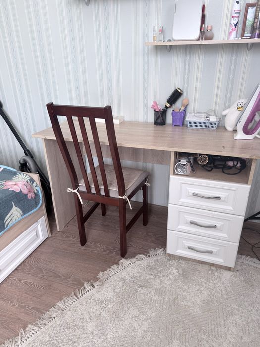 Продается кровать 90*200, стол письменный