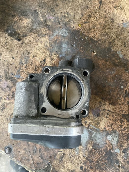 Дроселова клапа за фолксваген 2.0 фси