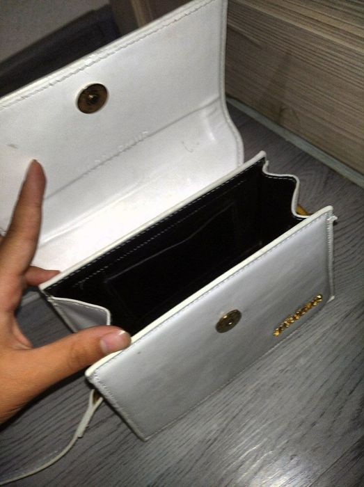 Белая сумка в стиле  Jacquemus 
Элегантная миниатюрная белая сумка с г