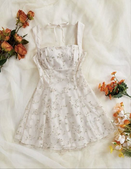 Бяла разкроена рокля