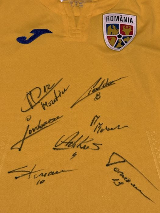 Tricou echipa naționala de fotbal cu autograf . Edi Iordănescu &co.