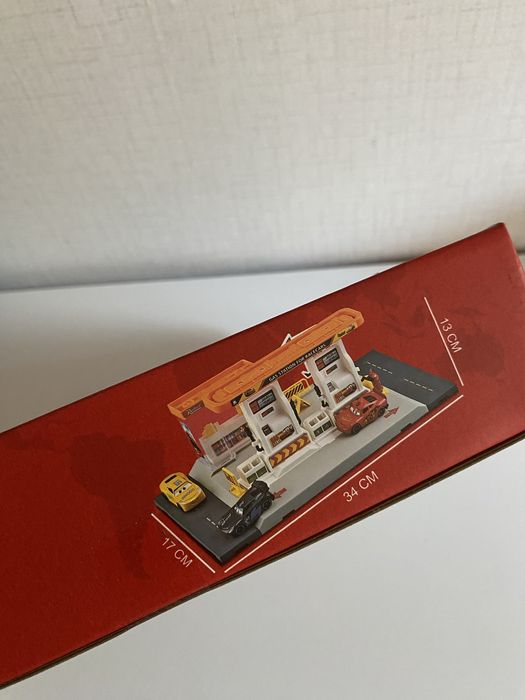 Бензиностанция с път и кола Макуин, McQueen