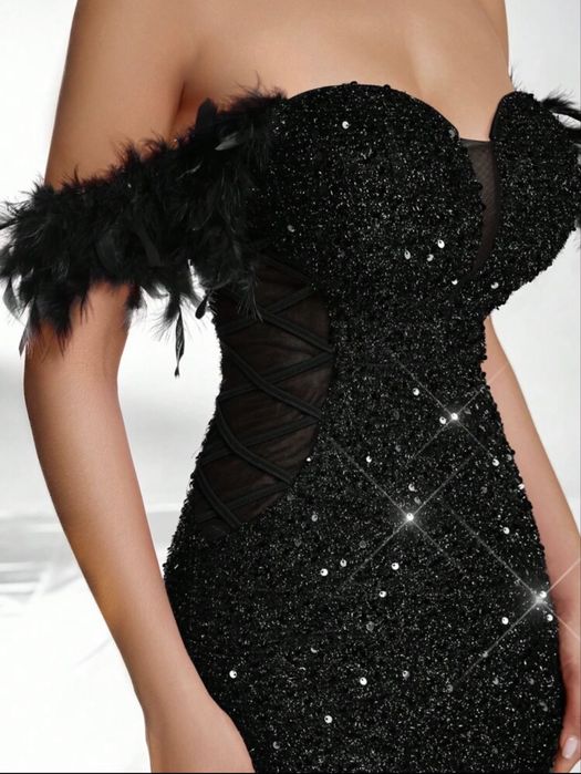 Официална рокля с паети и пера