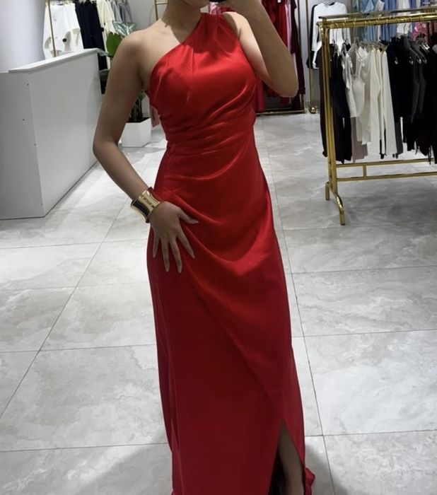 Красное вечернее платье