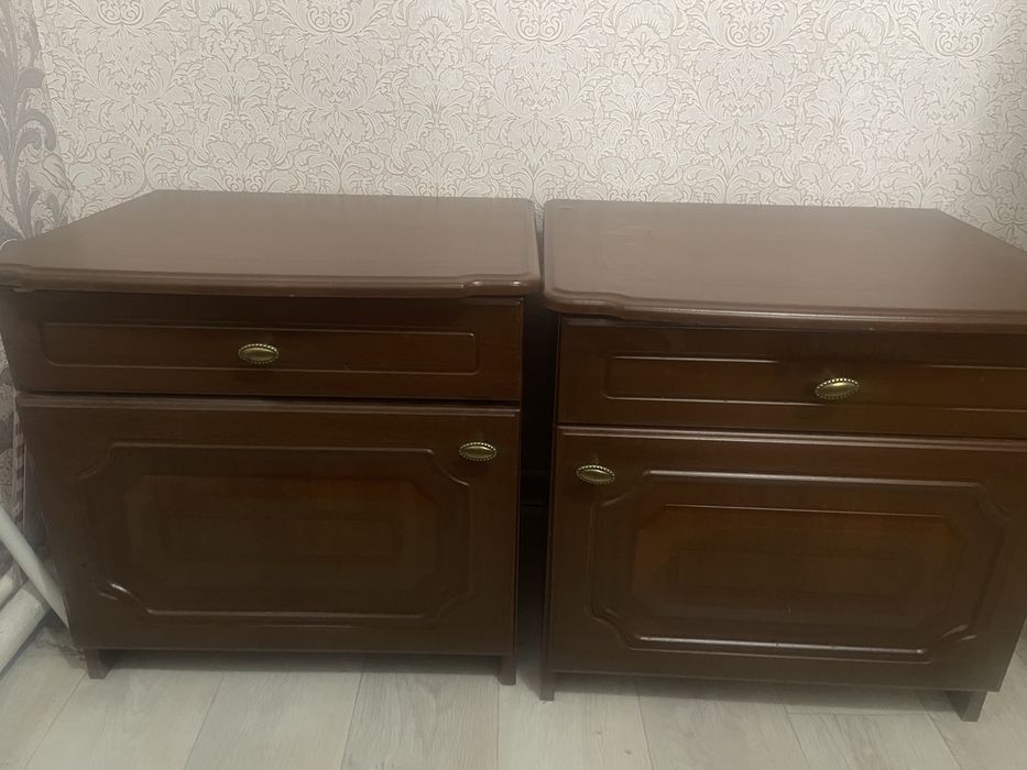 Комод с зеркалом и две тумбочки