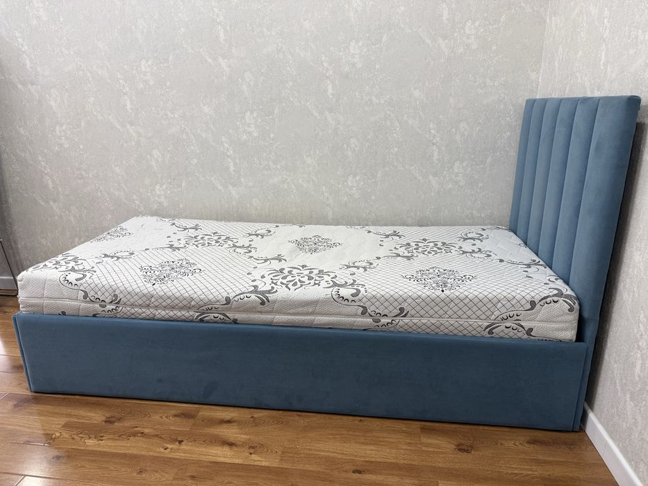 Продам СРОЧНО кровать с матрасом