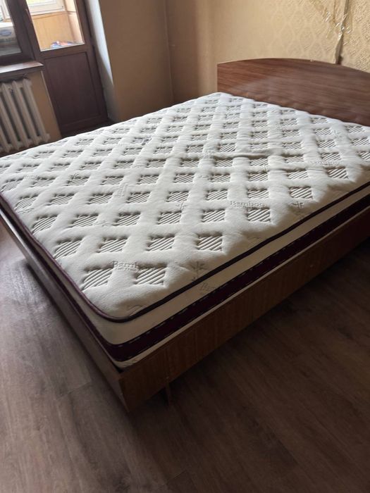 кровать и тумба