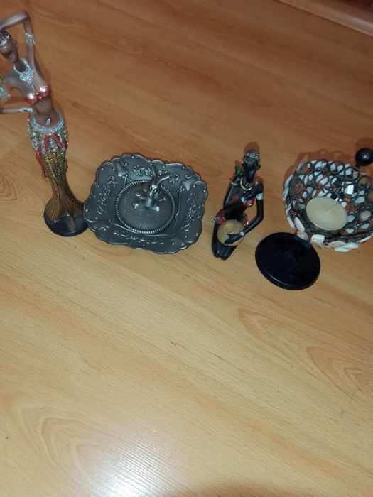 Статуетки и свещник