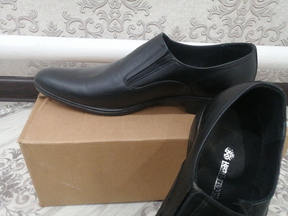 Туфли мужские черного цвета.
