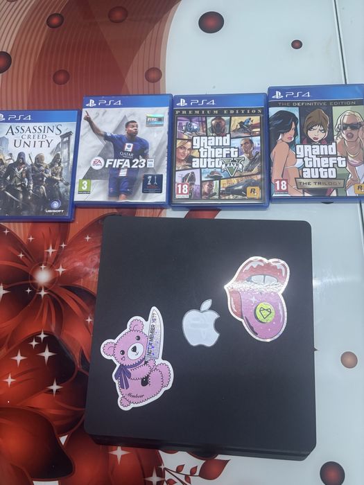 PlayStation 4 Slim + 4 jocuri incluse