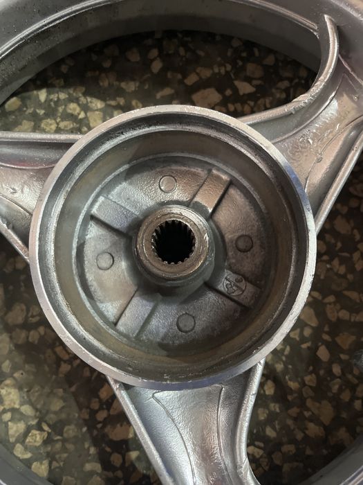 Janta  scuter spate cu cauciuc   130/70-12 61j