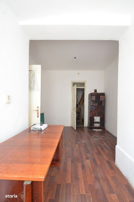 Inchiriez apartament 2 camere bucatarie baie si hol in curte comuna