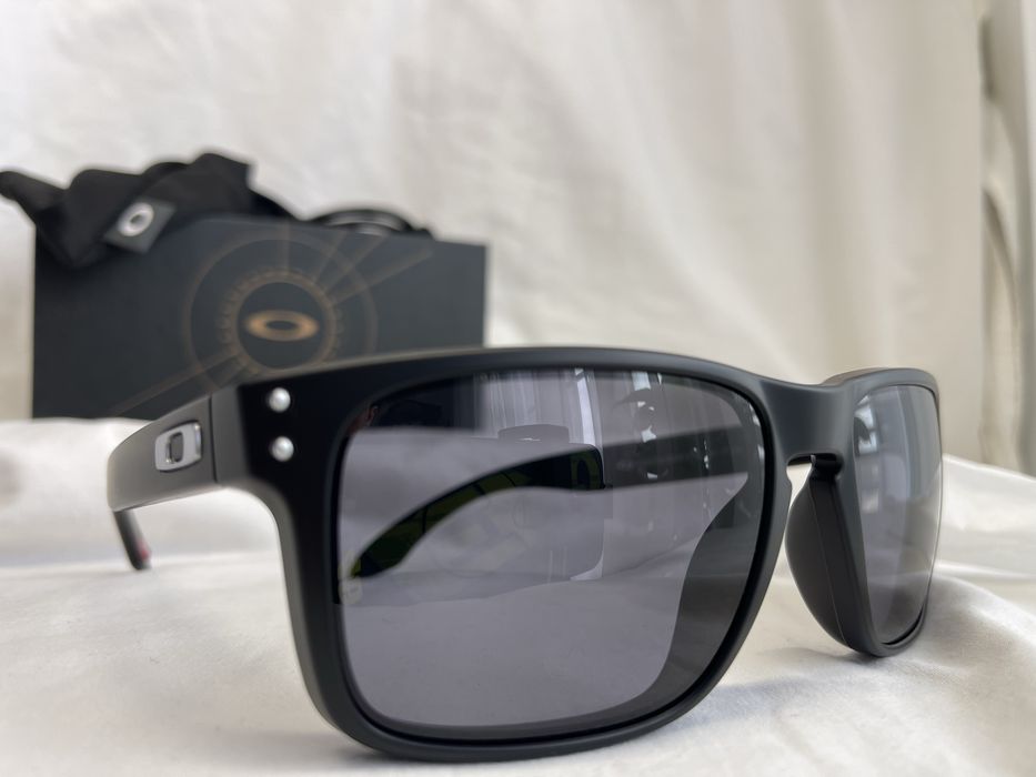 Oakley Holbrook