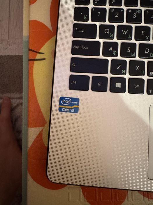 Белый ноутбук Asus