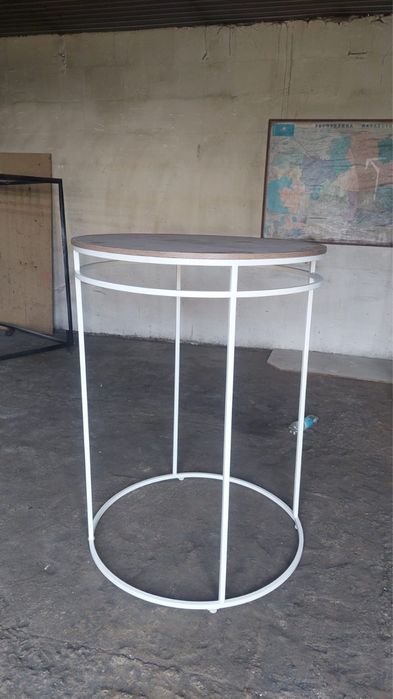 Продам 2 стелажа в виде шайбы сверх сплошная полка !