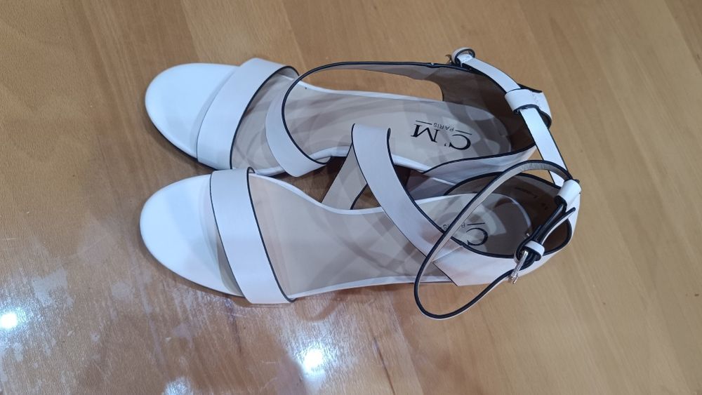 Чисто нови бели сандали