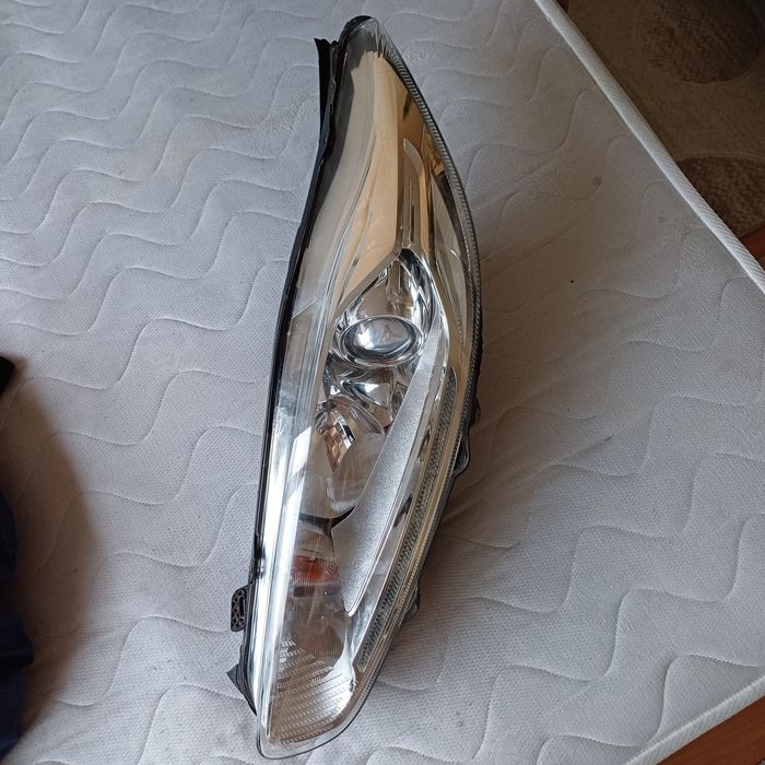 Ляв Фар за Форд Фиеса 2013 година