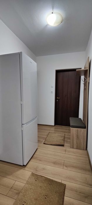 Inchiriez apartament cu 3 camere.