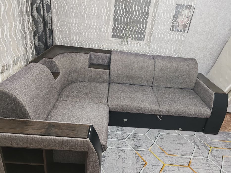 Продам угловой диван, раскладывается.