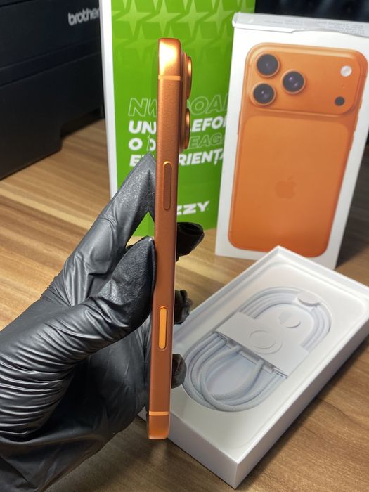 iPhone 17 Pro Max • 256 GB • Cosmic Orange