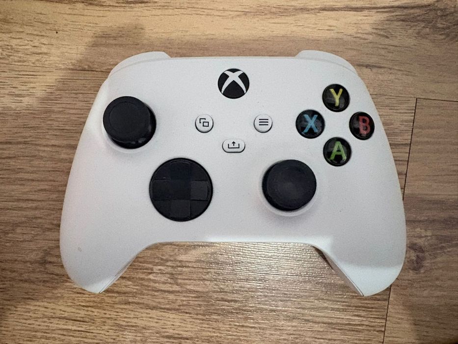 Xbox one s + игра и джойстик